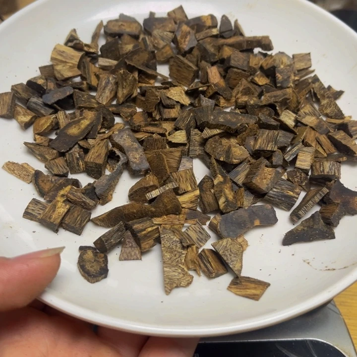 沉香碎屑沉香透顶绿50克 。