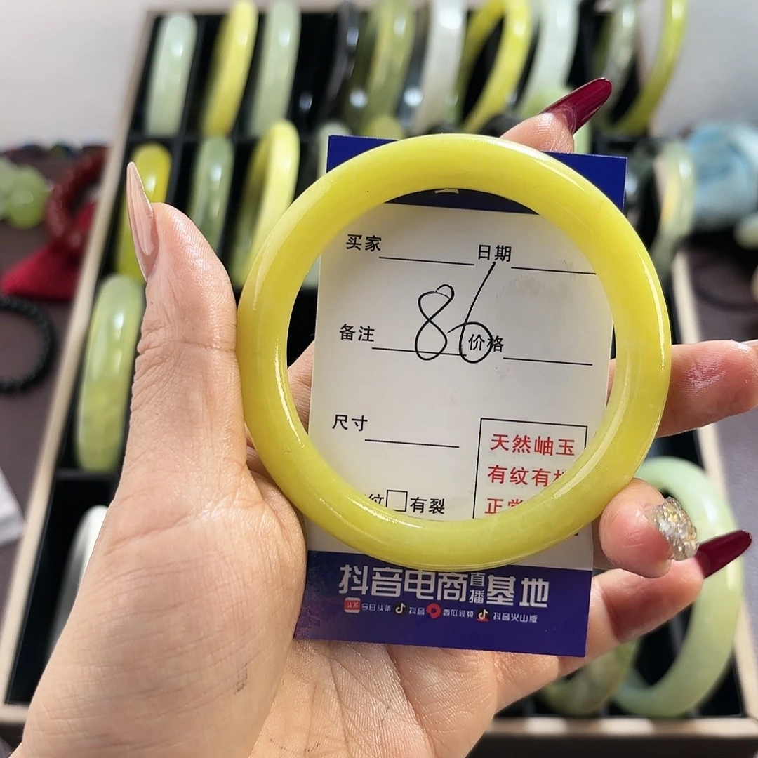 蛇纹石玉手镯未镶嵌六****?