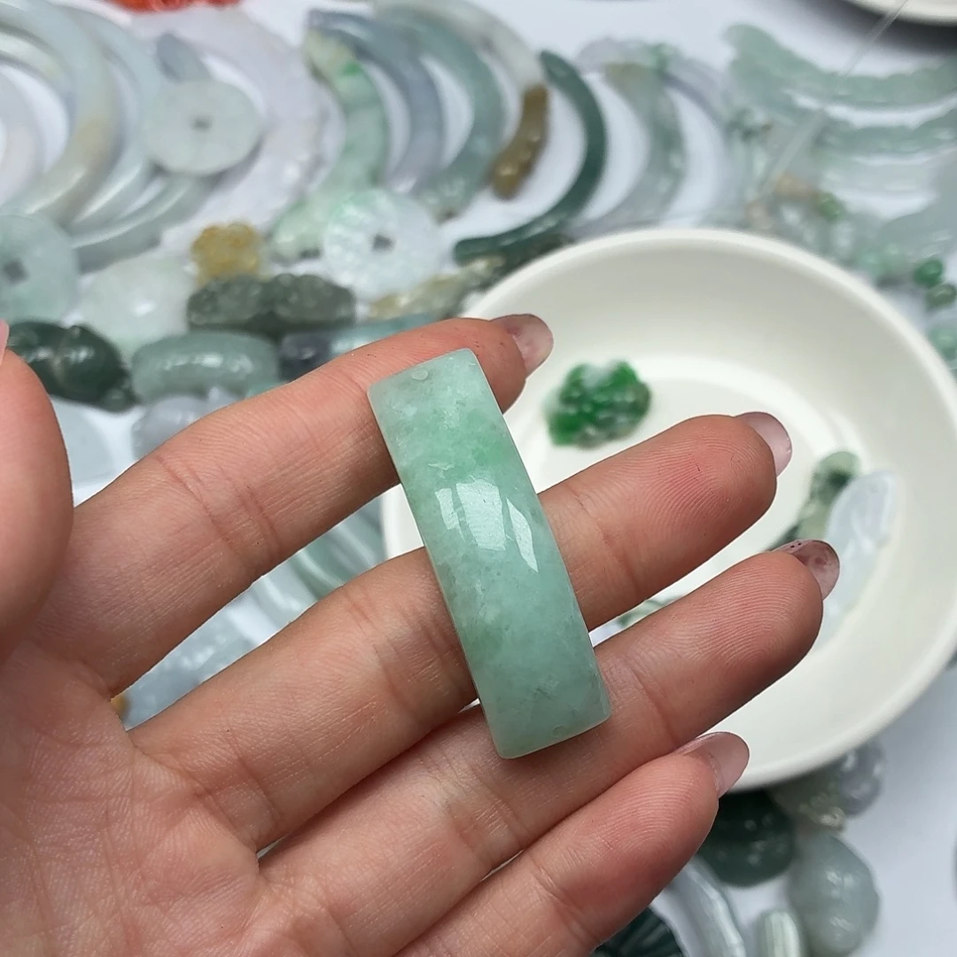 艳****颈饰未镶嵌翡翠56
