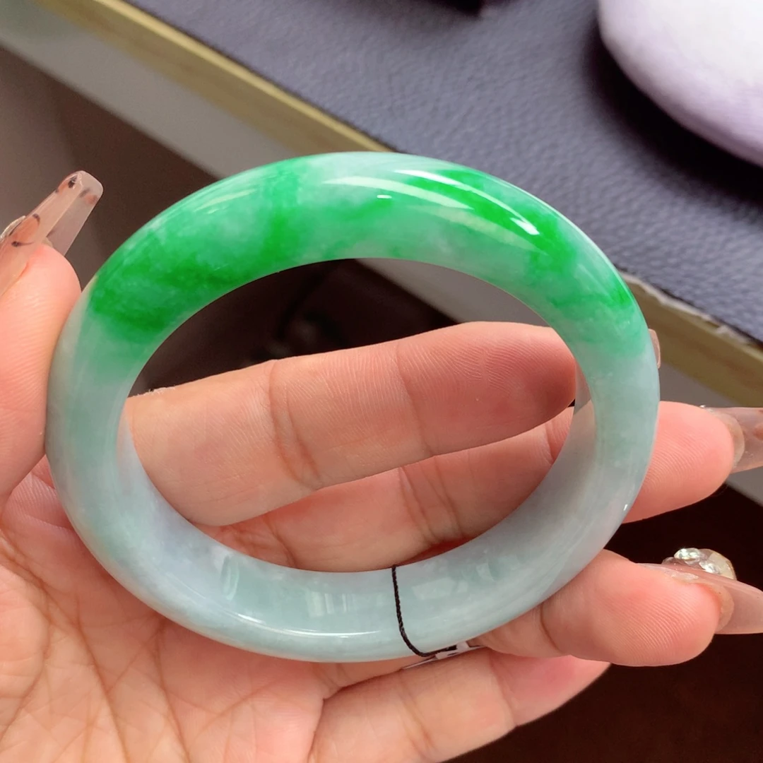 翡翠手镯未镶嵌缅甸
