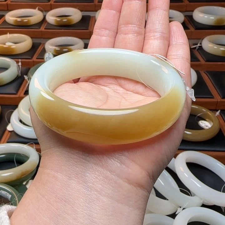 和田玉未镶嵌手镯