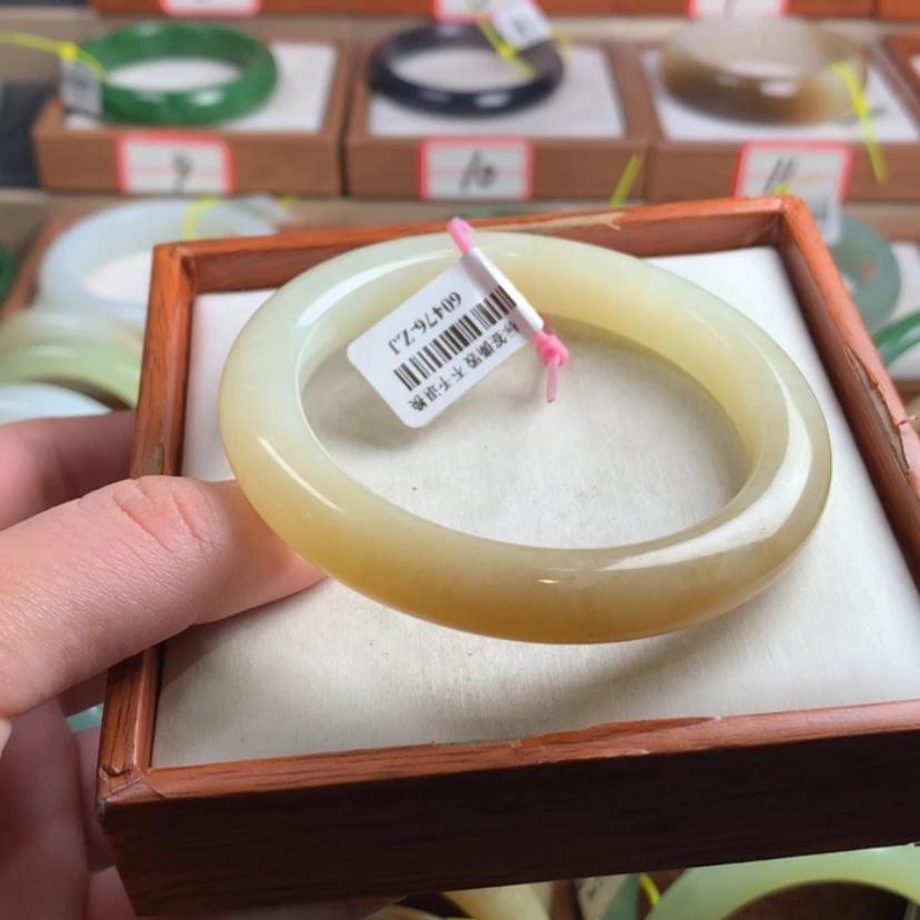 【闪购商品】和田玉手镯未镶嵌57