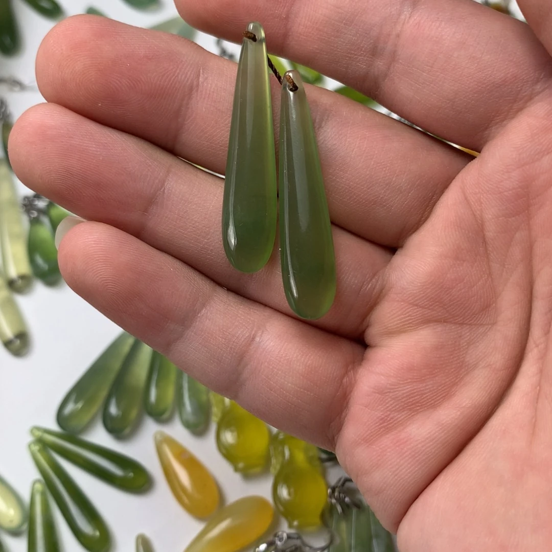 H***u蛇纹石玉未镶嵌耳环