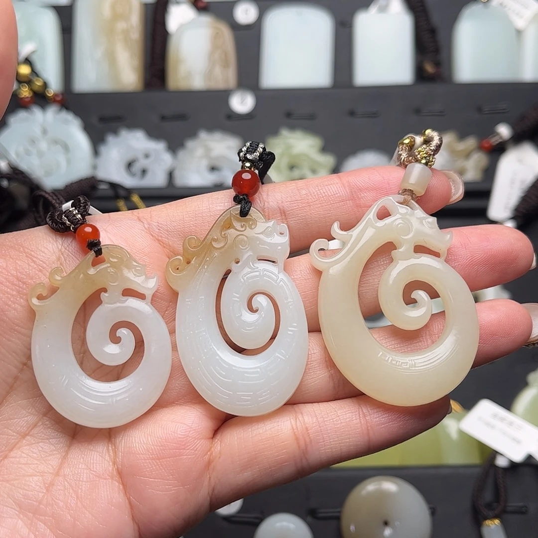 陶***逃和田玉未镶嵌颈饰