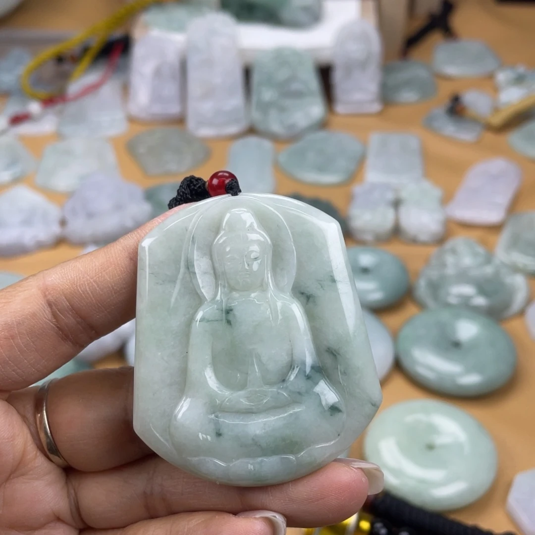 翡翠未镶嵌颈饰观音