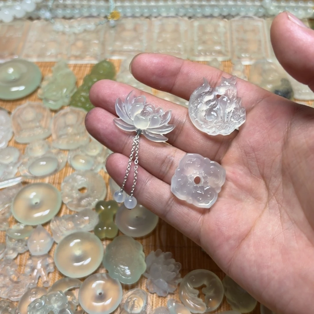 人***贵岫玉未镶嵌颈饰吊坠