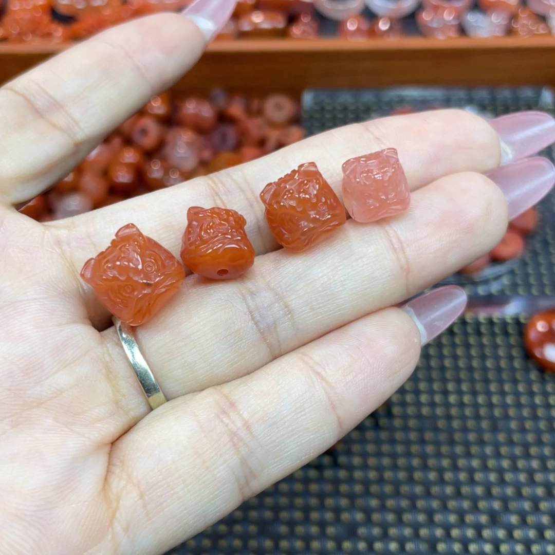 玛瑙/玉髓未镶嵌颈饰醒狮