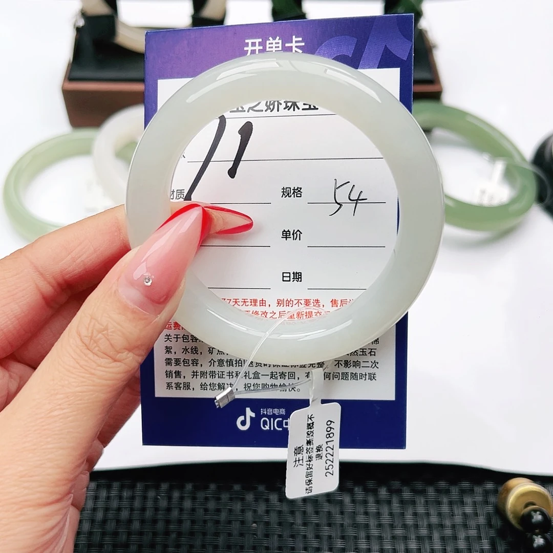和田玉手镯未镶嵌?**桃