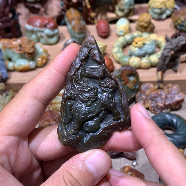 未镶嵌岫岩河磨玉（透闪石质玉）挂件