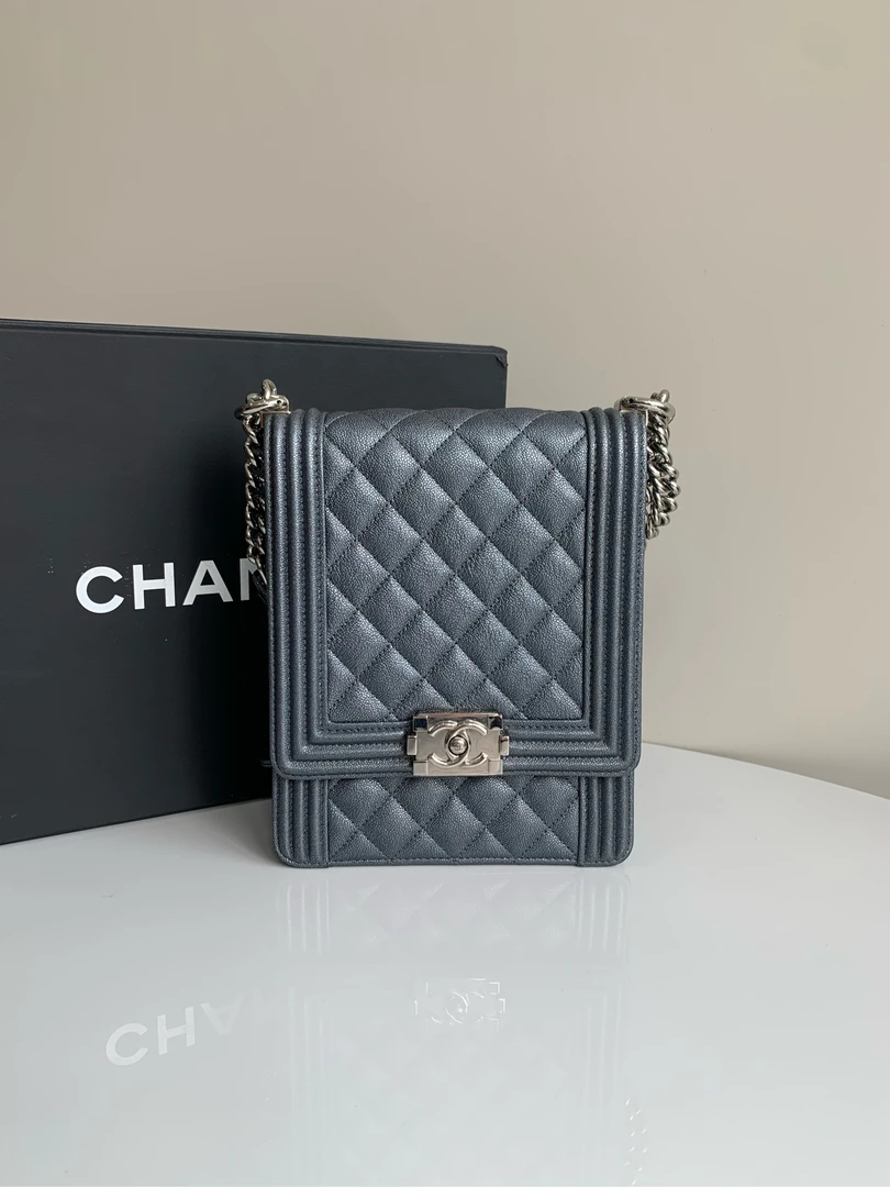 99新 Chanel/香奈儿 银牛皮荔枝纹银色金属竖版leboy单肩斜挎扣盖