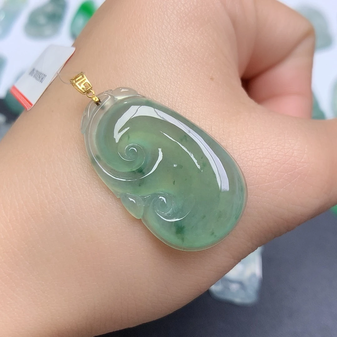 翡翠颈饰18K金镶嵌如意