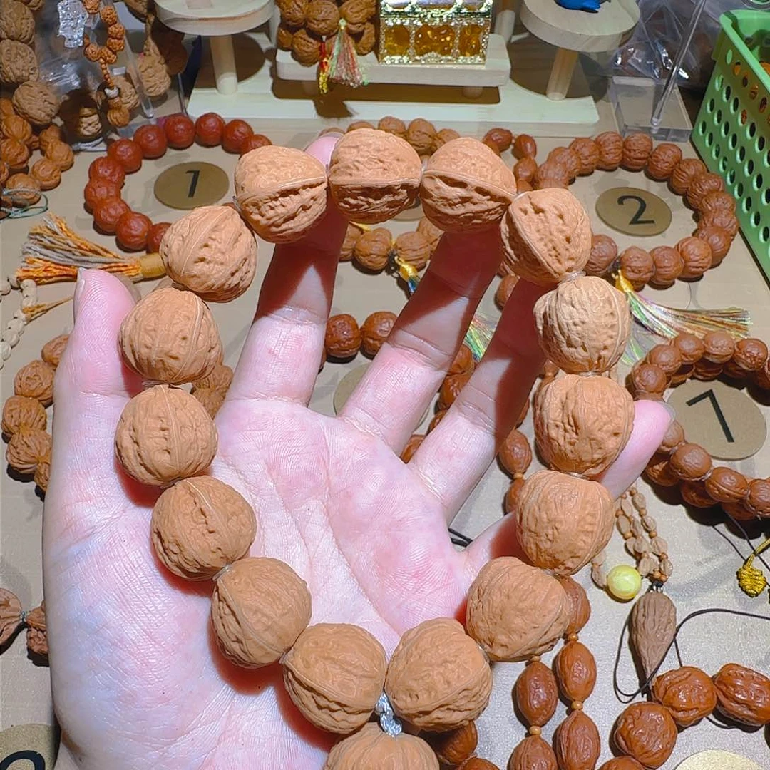 文玩核桃吊坠蚂蚁白白茬手持