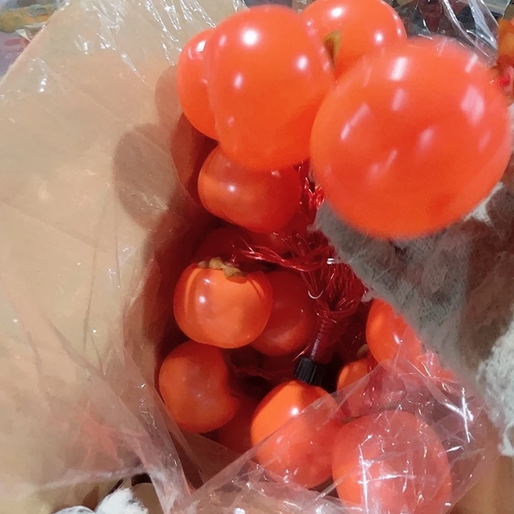 太阳能柿子灯串氛围灯。