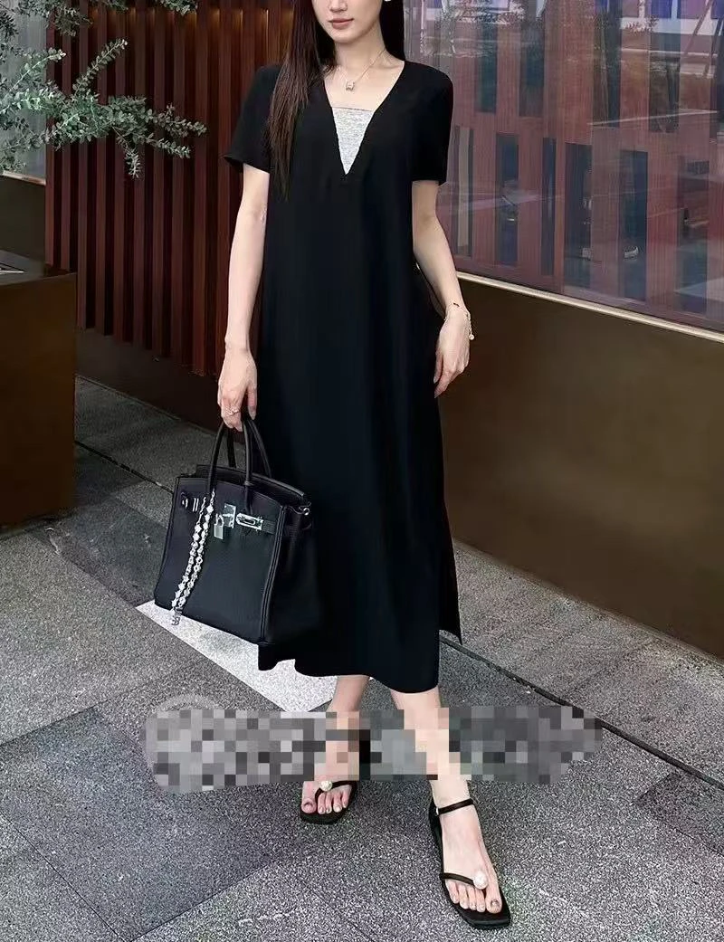 一条舒适的小黑裙