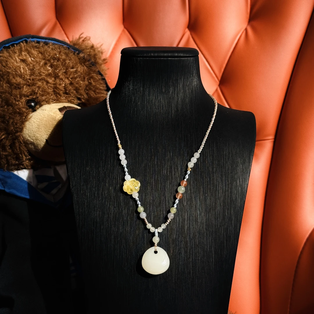 壹屿珠宝 2135 和田玉典藏平安锁颈饰