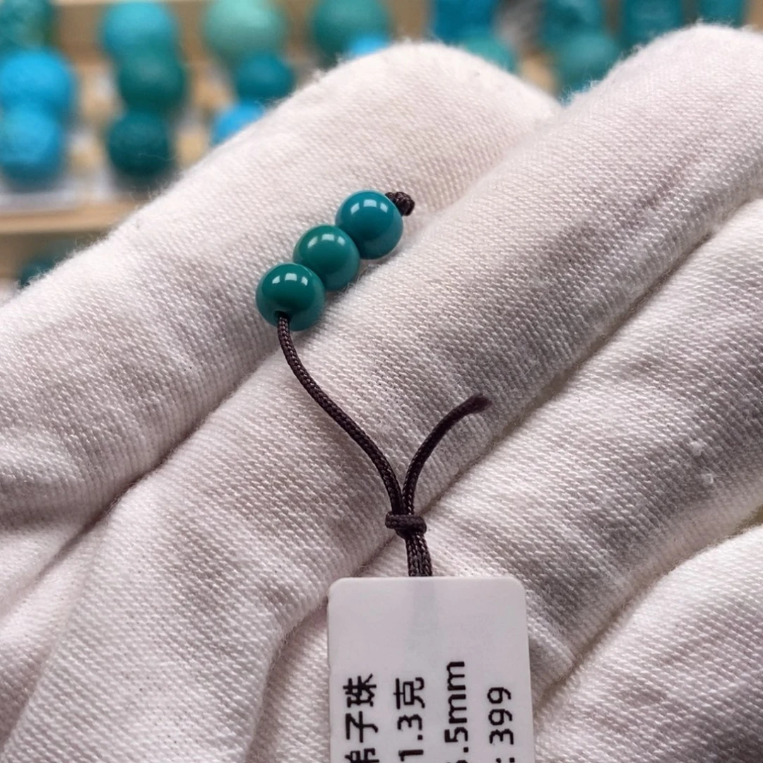 喝***郝绿松石未镶嵌精品原矿高瓷绿松石