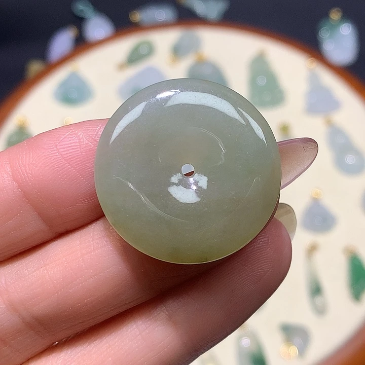 翡翠未镶嵌颈饰平安扣