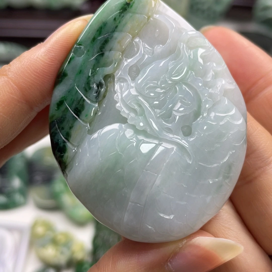 翡翠未镶嵌颈饰牌子