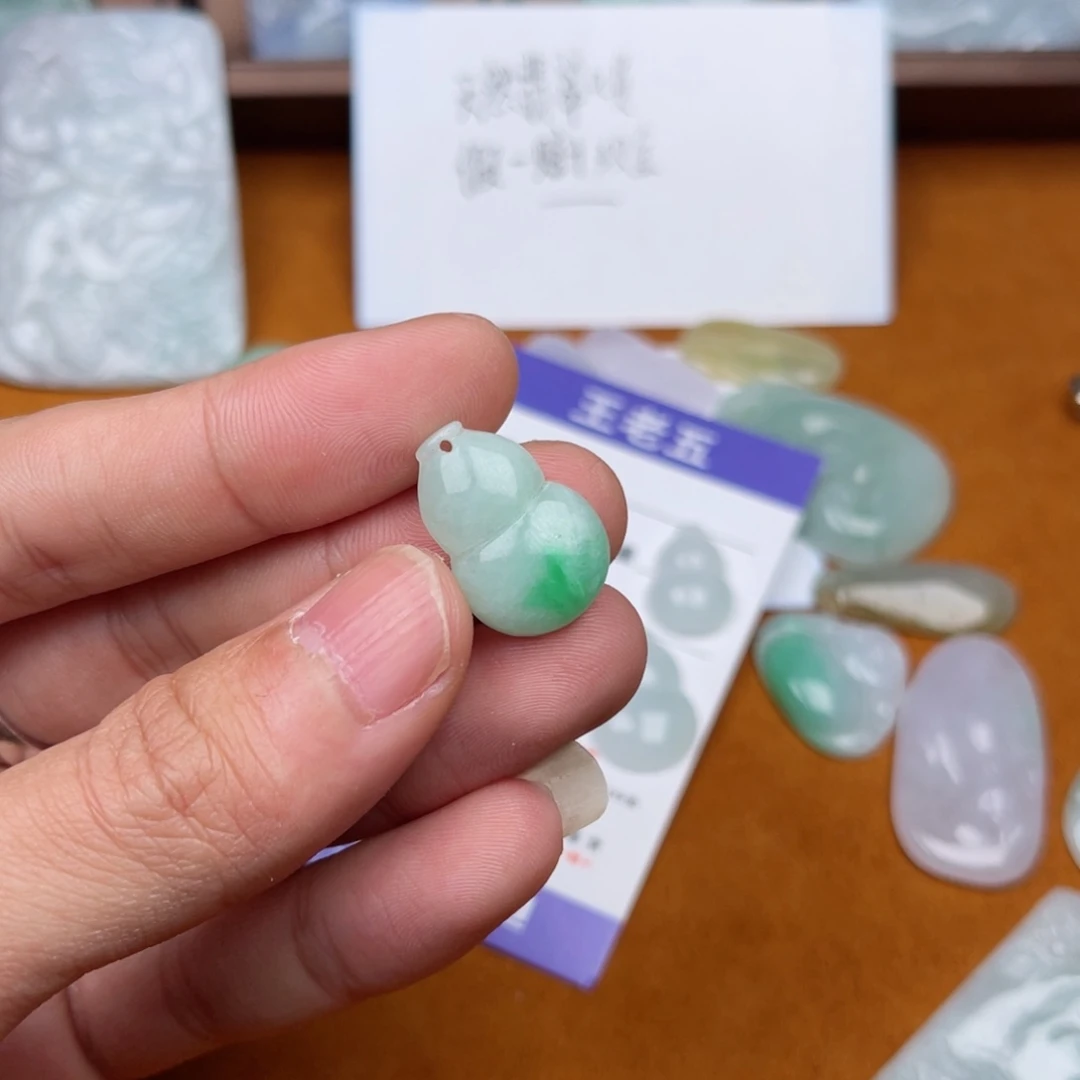 翡翠颈饰未镶嵌葫芦