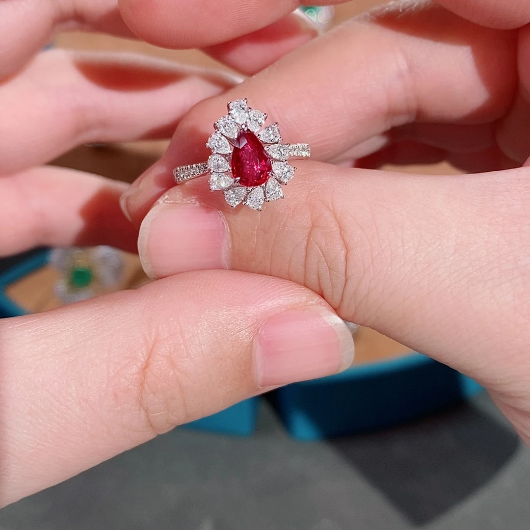 红宝石戒指18K金镶嵌吉尔德无烧鸽血红1.00克拉