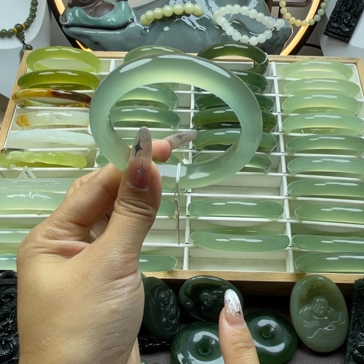 莲***朵岫玉未镶嵌手镯岫玉