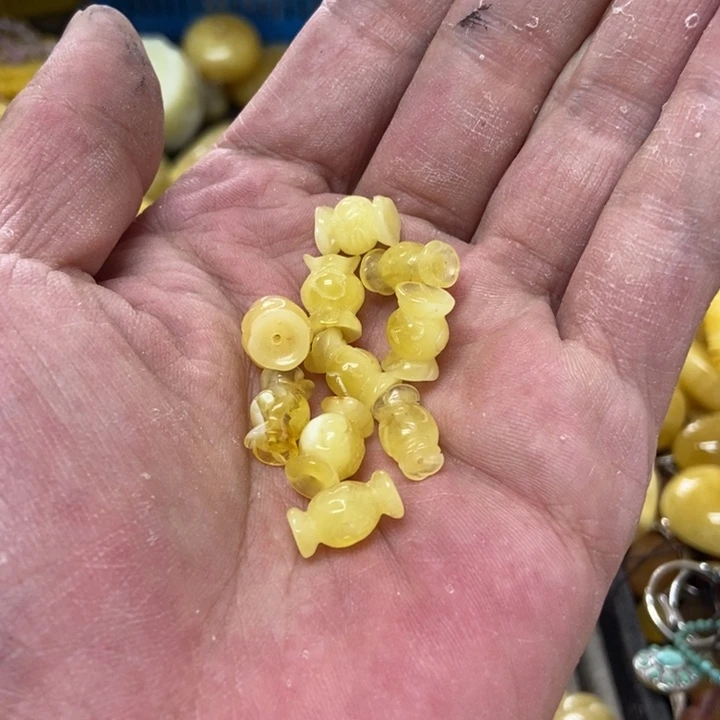 未镶嵌蜜蜡裸石多样性发货2个