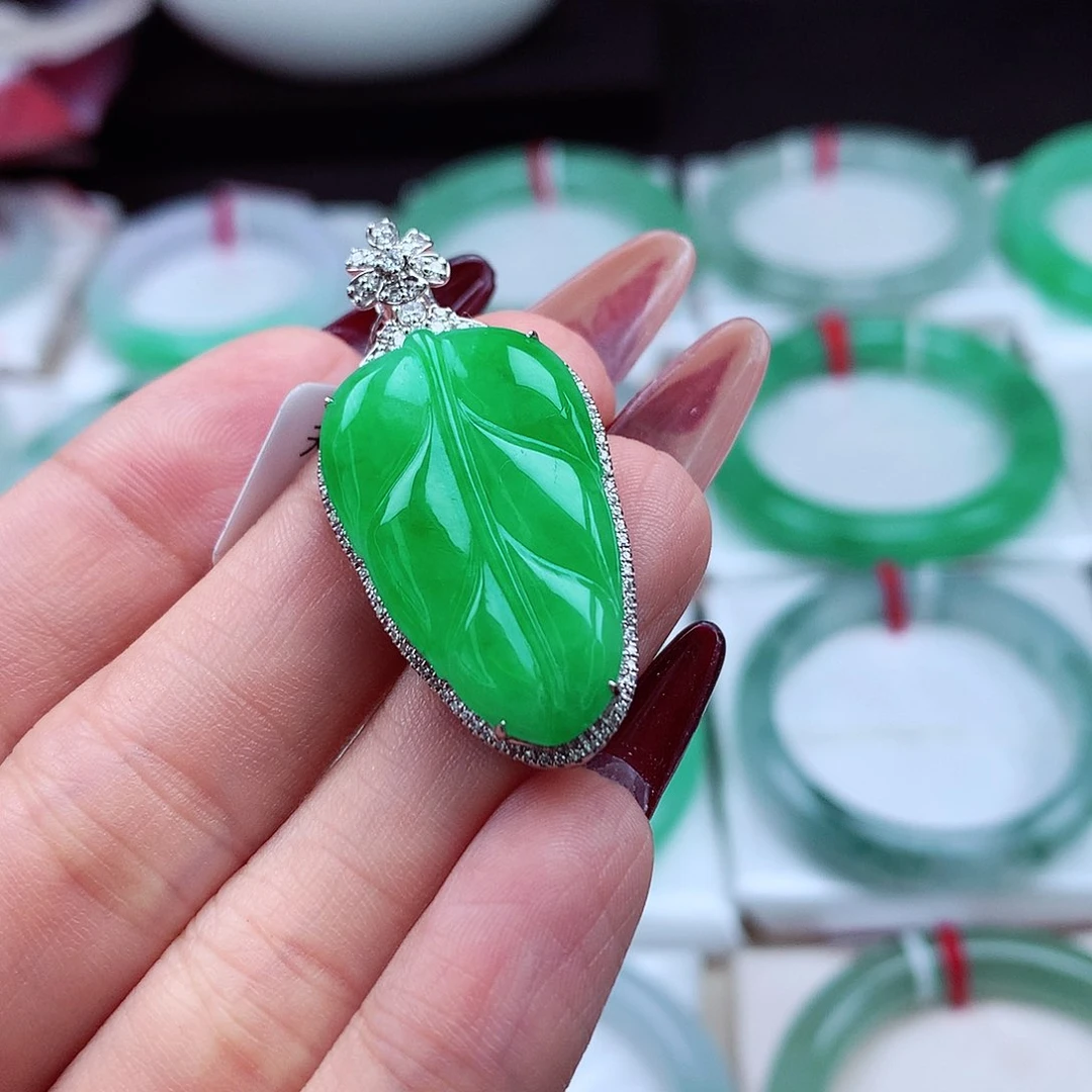 翡翠吊坠(不含链)18K金镶嵌辣阳绿 大叶子