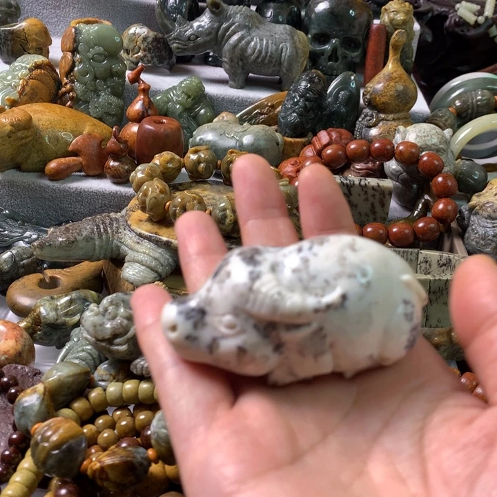 未镶嵌岫岩河磨玉（透闪石质玉）把件