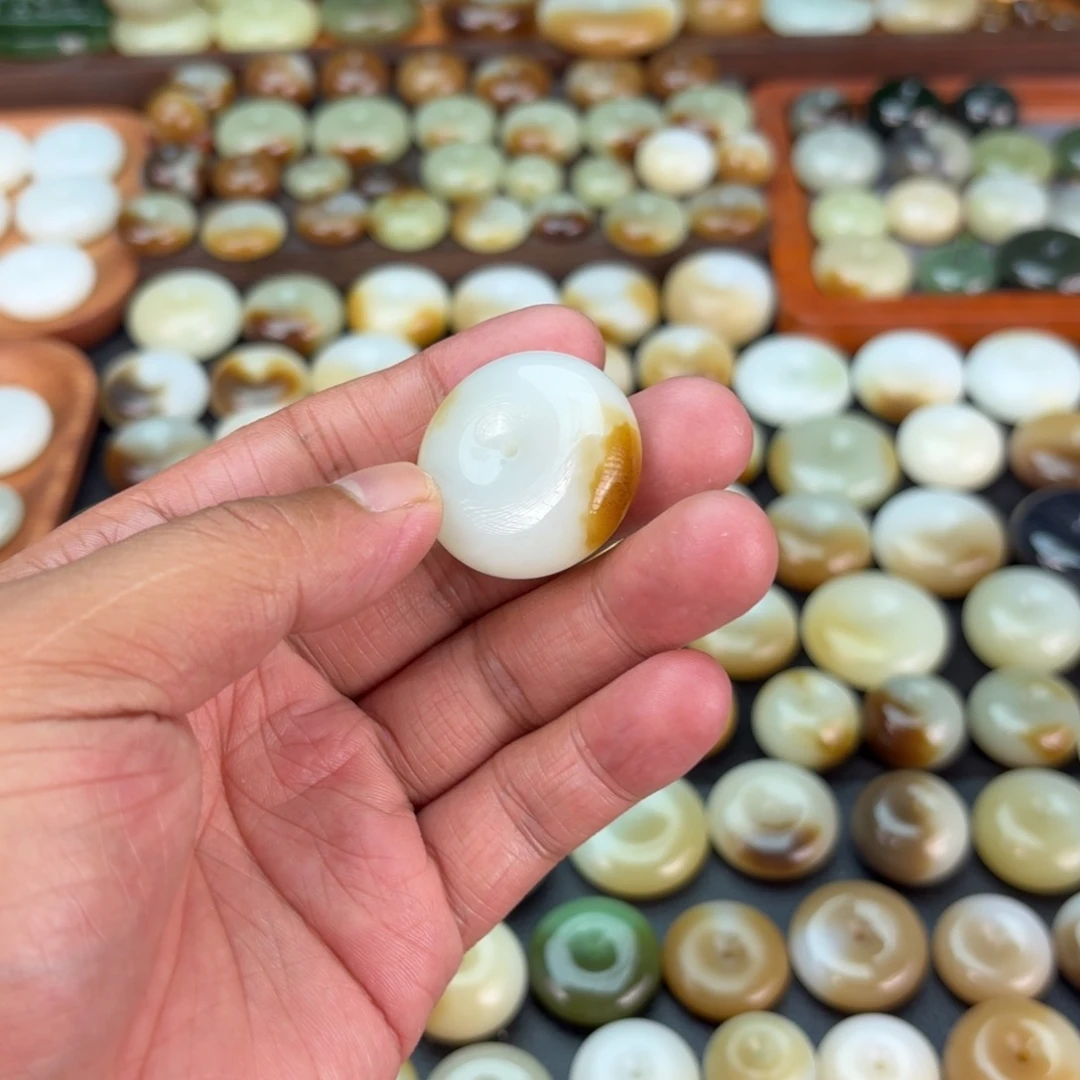 回***处和田玉（糖玉）未镶嵌颈饰