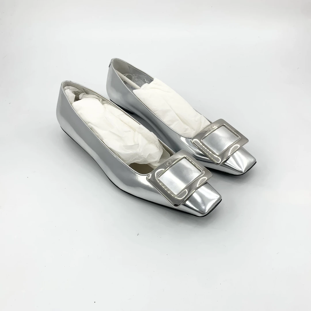 未使用 Roger Vivier/罗杰·维威耶 36.5码银色方扣矮跟鞋TT250173