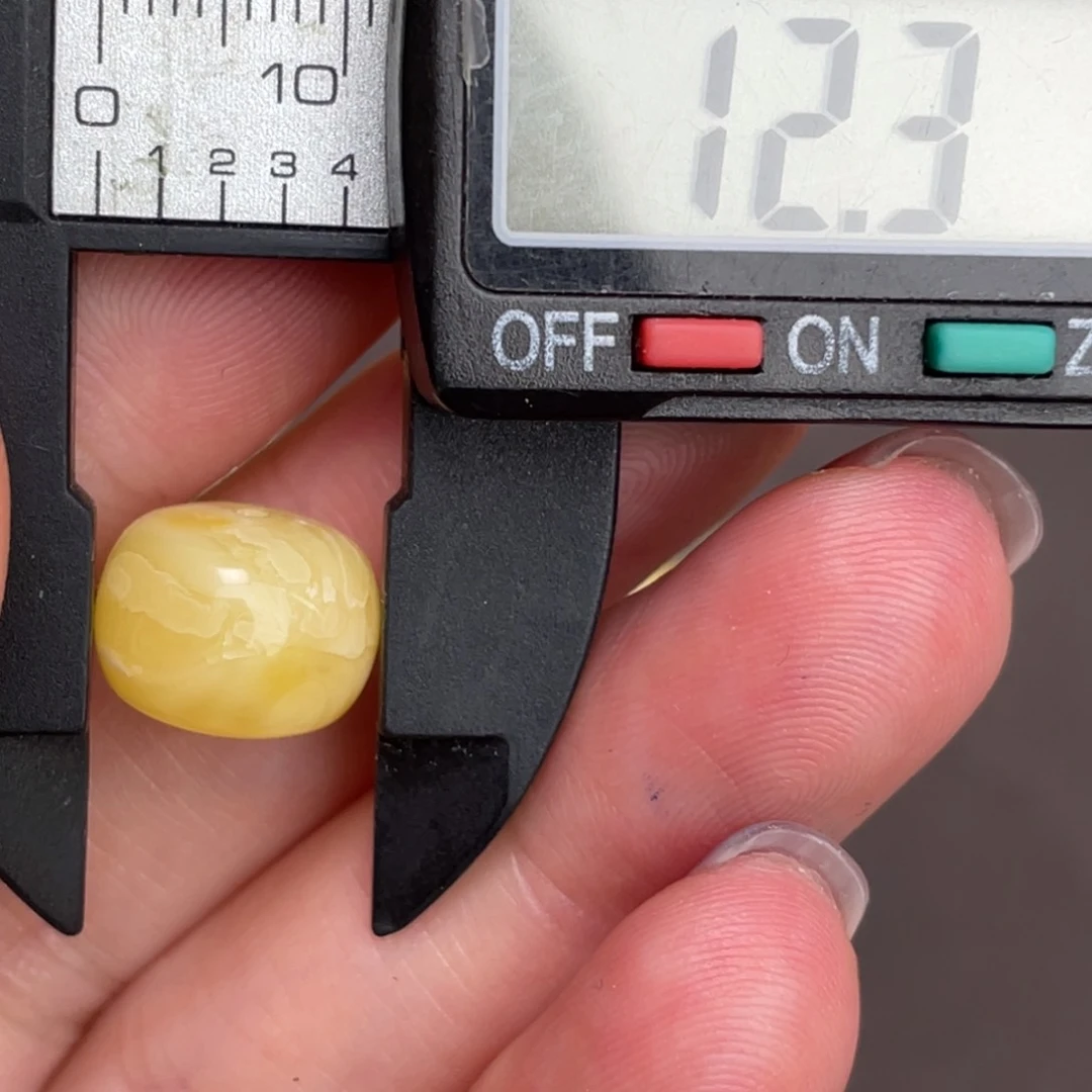 未镶嵌琥珀裸石微瑕352