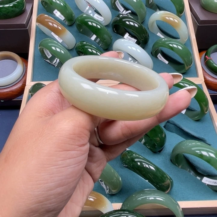 君***记未镶嵌手镯和田玉