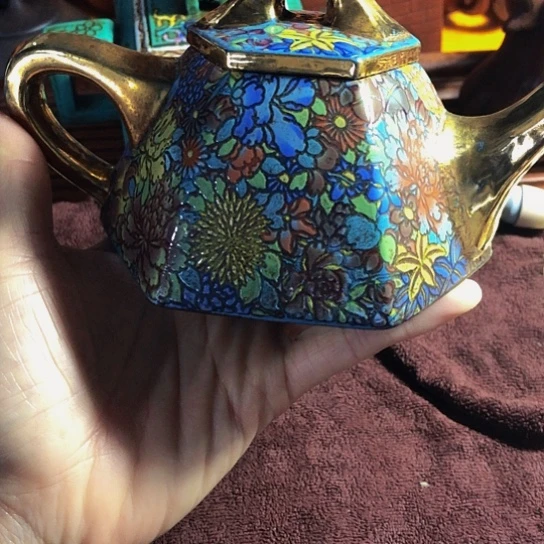 紫砂茶壶原矿泥料手工制作的紫砂壶。