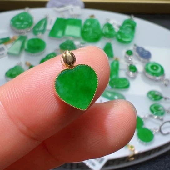 颈饰18K金镶嵌翡翠