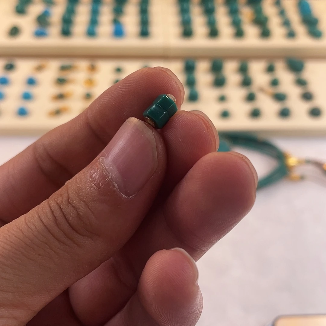 绿松石未镶嵌颈饰