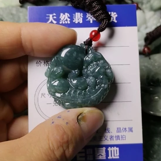 翡翠未镶嵌颈饰挂件