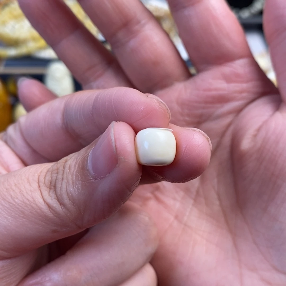 琥珀未镶嵌裸石瓷白老型单珠9.3