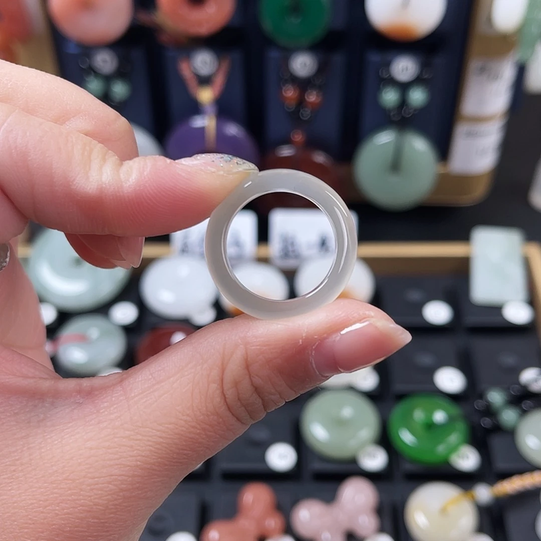 颈饰未镶嵌石英质玉竹*青