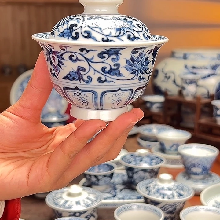 景德镇青花缠枝纹盖碗
