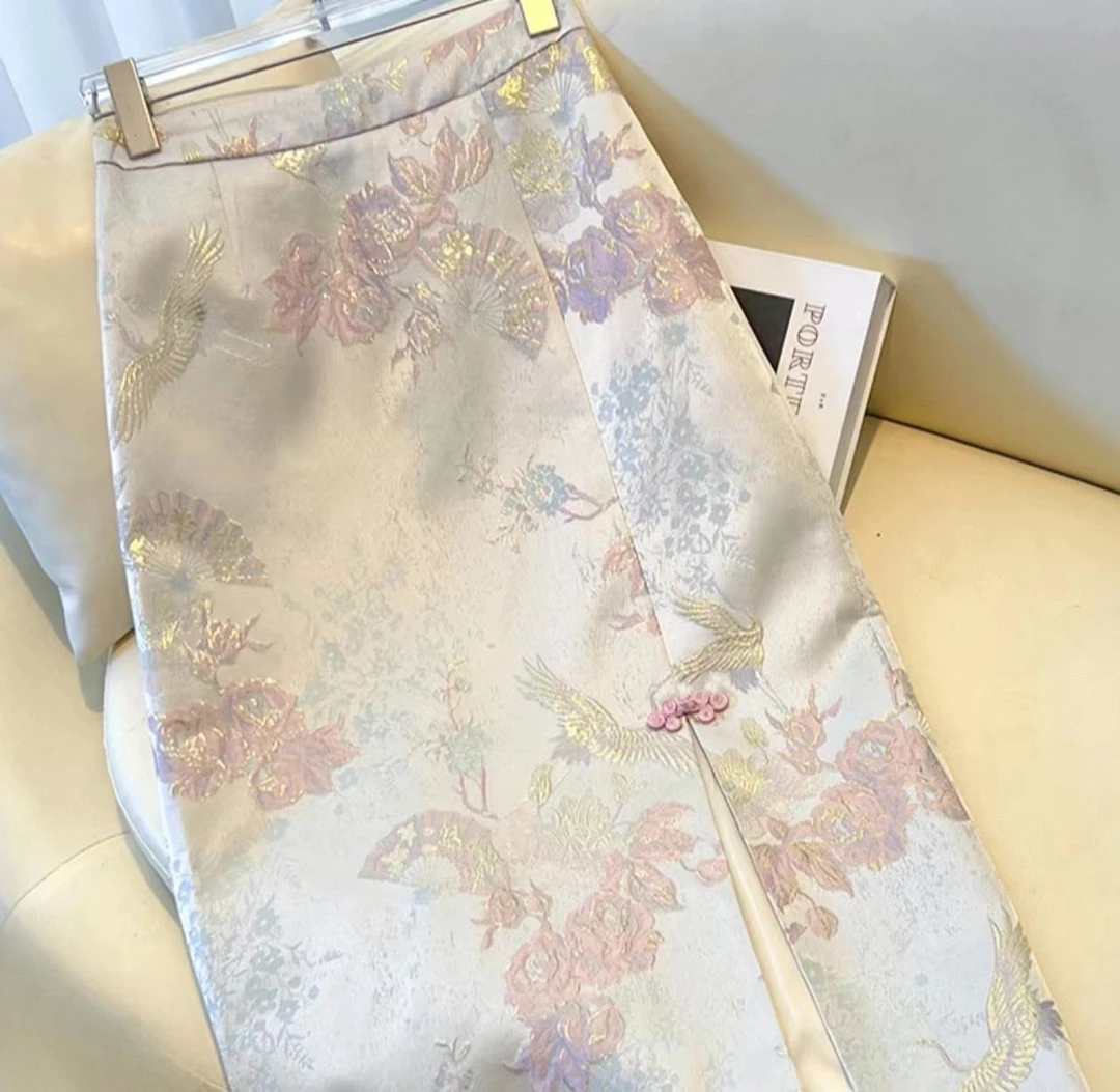 新中式国风半身裙女2025新款马面裙重工刺绣缎面包臀半裙