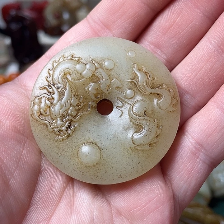 用***扬和田玉未镶嵌颈饰