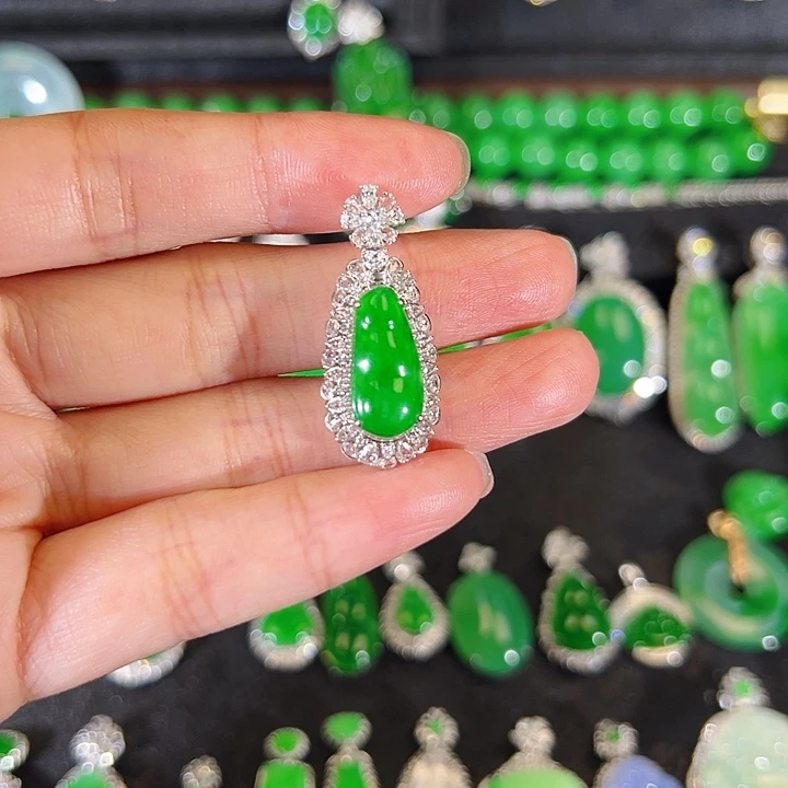 翡翠18K金镶嵌颈饰吊坠