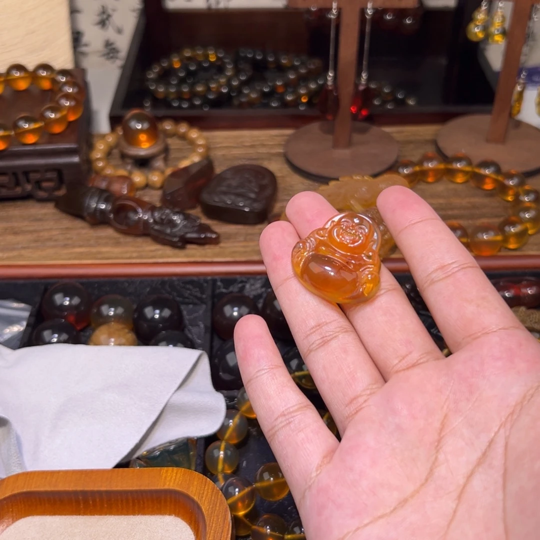 琥珀未镶嵌颈饰弥勒佛