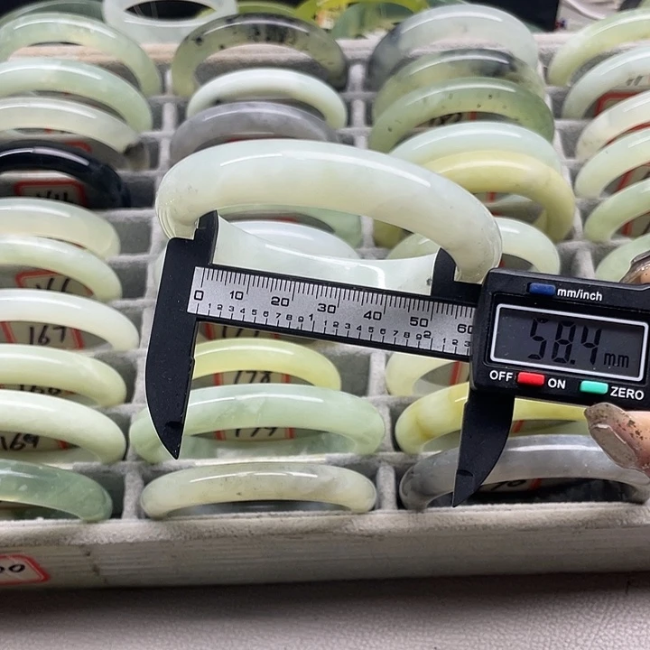 蛇纹石玉未镶嵌手镯200