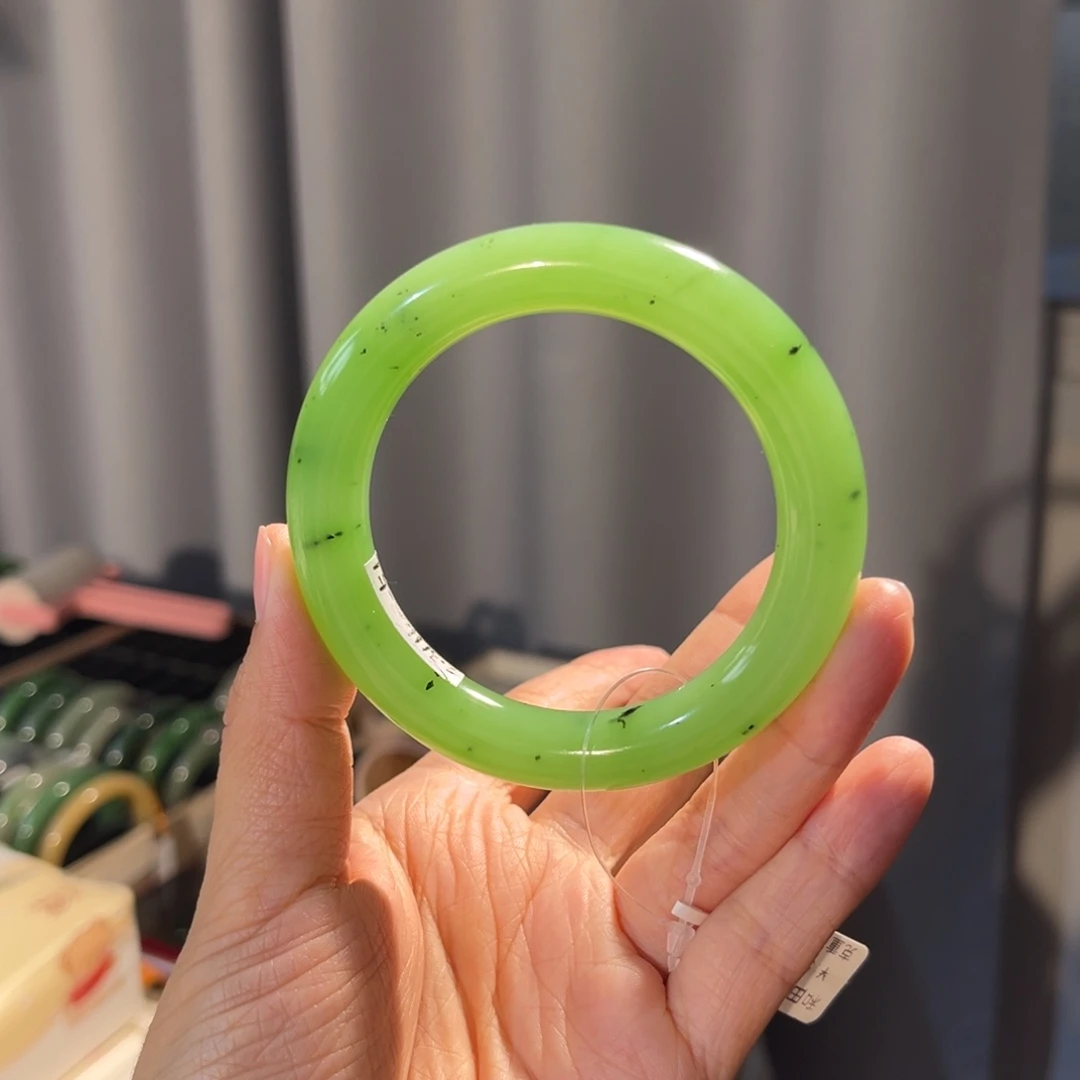 和田玉未镶嵌手镯  「苹果绿」