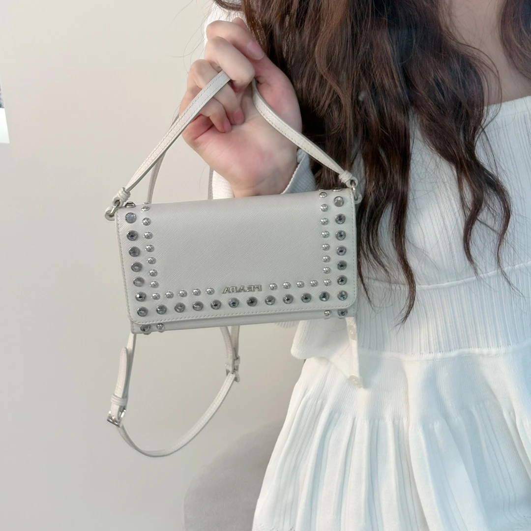 95新 Prada/普拉达 九成新时尚白色信封包适合多种场合搭配
