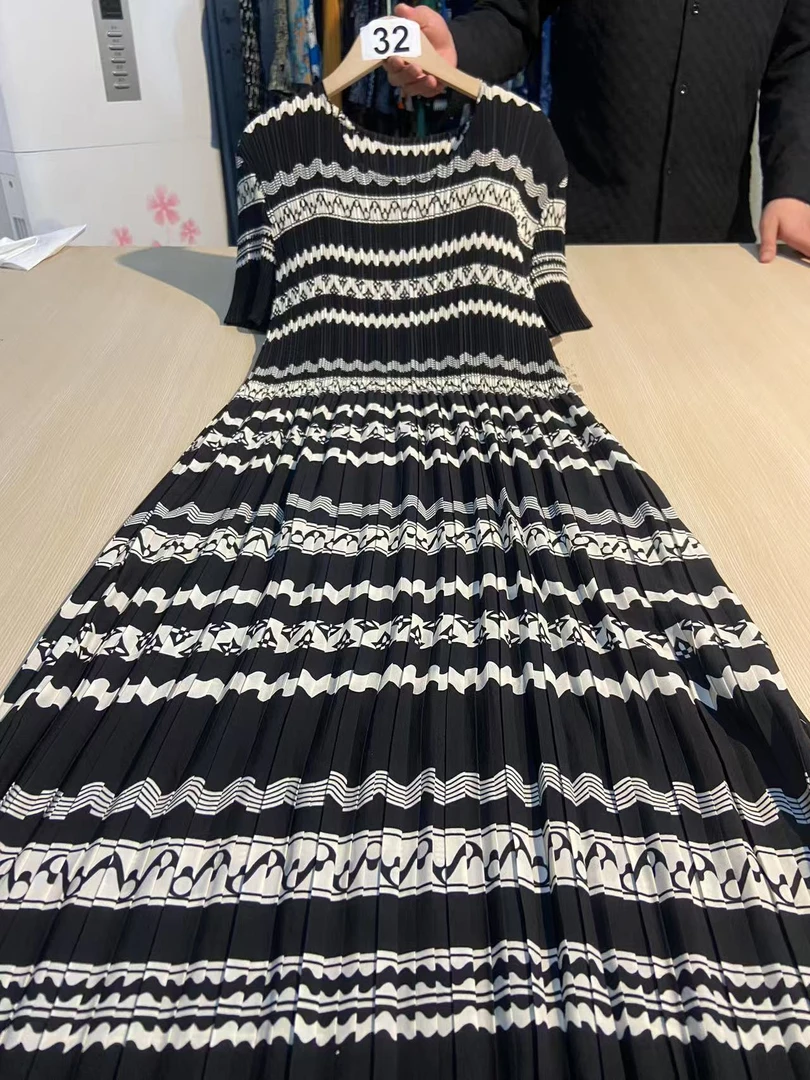 【32】新春短袖三宅褶皱2024宽松新款时尚洋气显瘦大码连衣裙