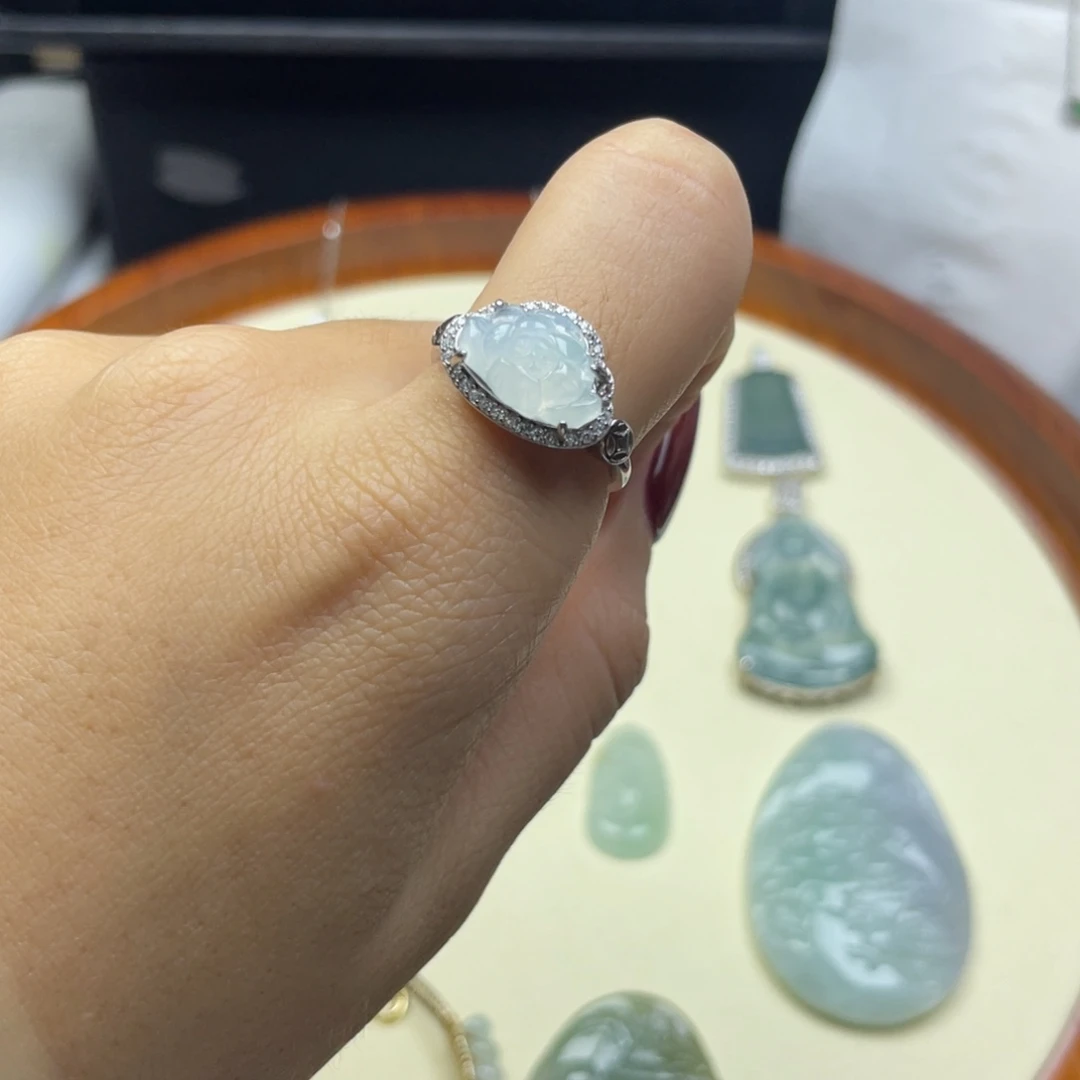 翡翠未镶嵌戒指荷花