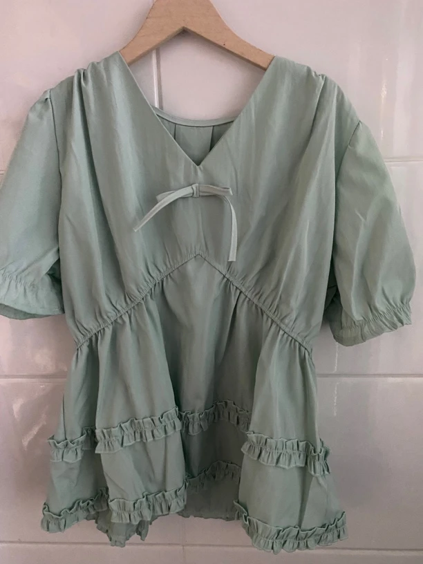 8852新款设计感收腰显瘦气质木耳边V领短袖夏季胖独特别致女上衣