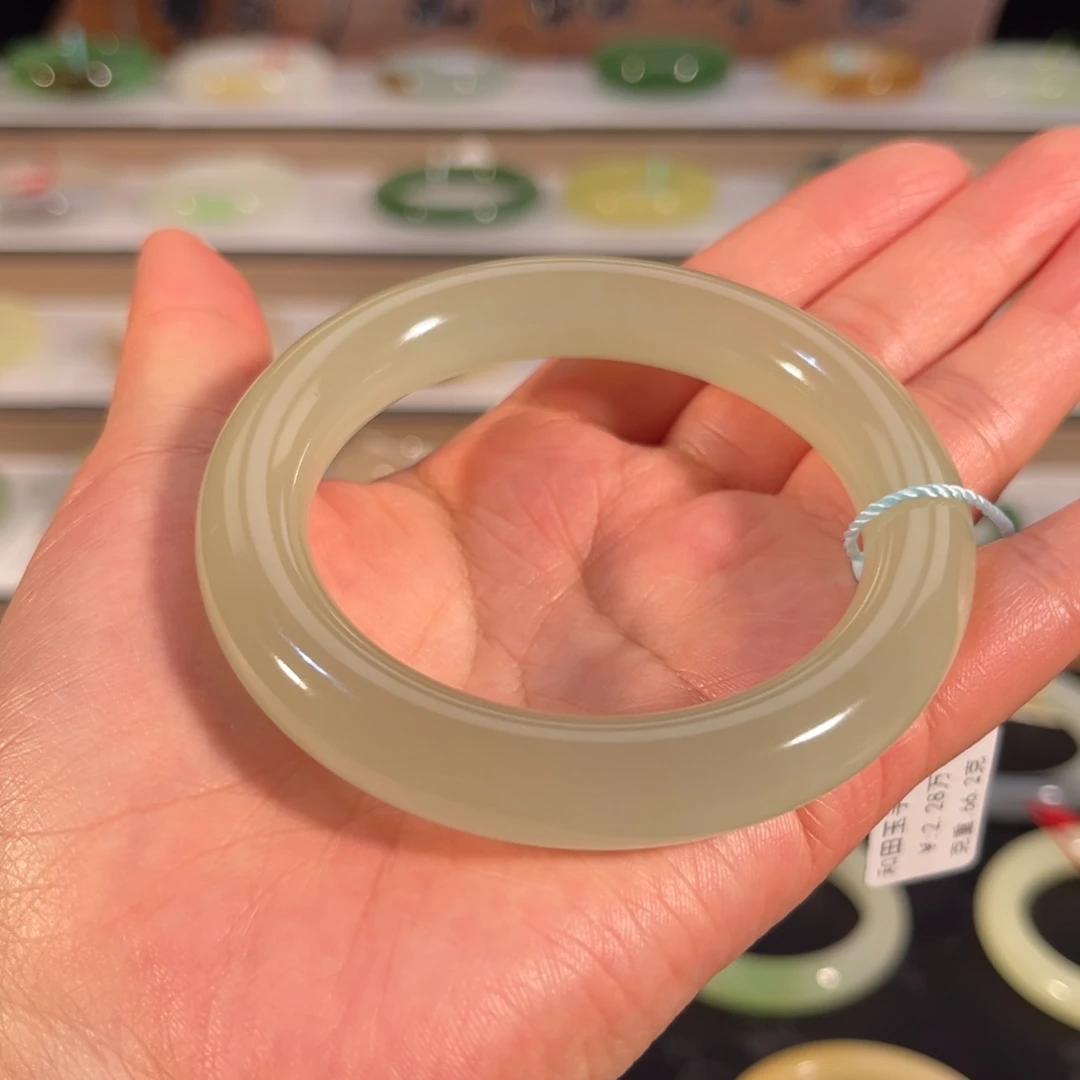 和田玉未镶嵌手镯